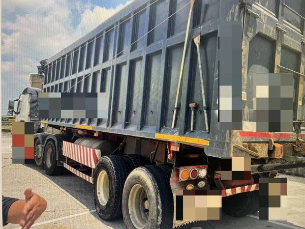 ▲大貨車駕駛為了撿打火機偏移車道失控撞轎車。（圖／國道警方提供）