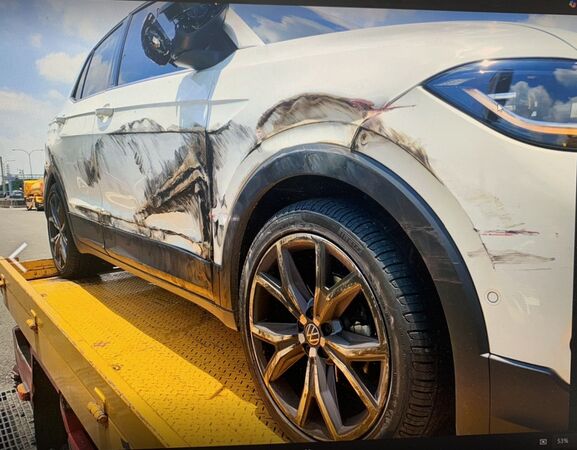 ▲轎車被撞凹陷毀損。（圖／國道警方提供）