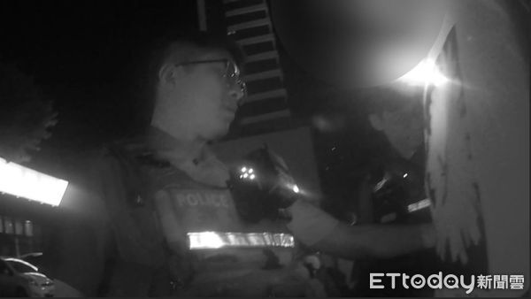 ▲通緝犯見警車刻意躱避。（圖／桃園警分局提供）