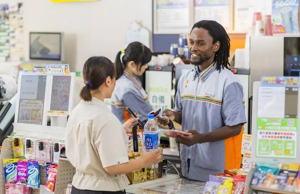 ▲▼7-11正式導入「收銀結帳友善椅」，此外也首創「外籍生訓練專班」針對大專院校外籍生開設，錄取率超過8成。（圖／業者提供）