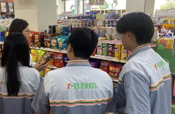 ▲▼7-11正式導入「收銀結帳友善椅」，此外也首創「外籍生訓練專班」針對大專院校外籍生開設，錄取率超過8成。（圖／業者提供）