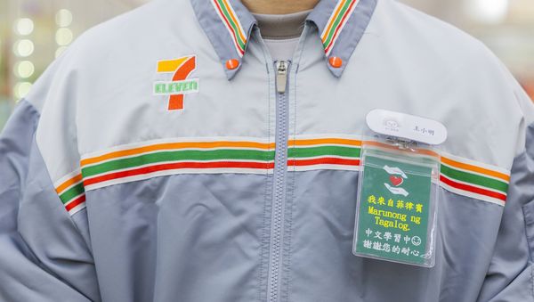 ▲▼7-11正式導入「收銀結帳友善椅」，此外也首創「外籍生訓練專班」針對大專院校外籍生開設，錄取率超過8成。（圖／業者提供）
