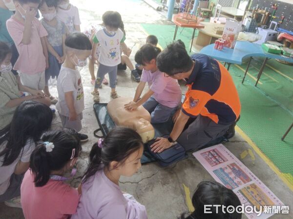 ▲南消二大隊下營消防分隊走進群英幼兒園，帶孩子們體驗「小小消防員」生活。（圖／記者林東良翻攝，下同）