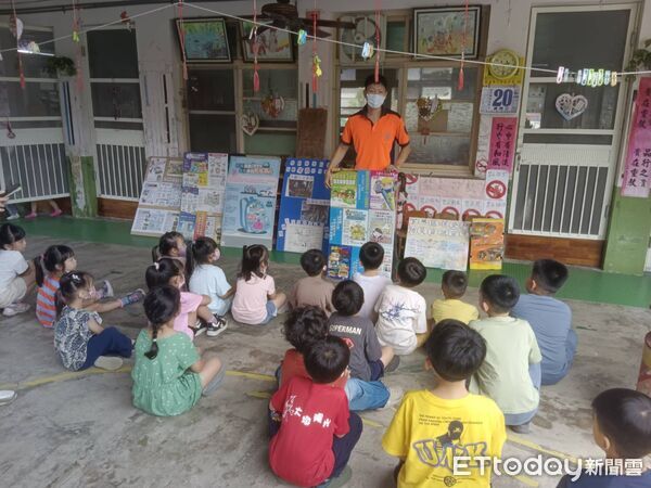 ▲南消二大隊下營消防分隊走進群英幼兒園，帶孩子們體驗「小小消防員」生活。（圖／記者林東良翻攝，下同）