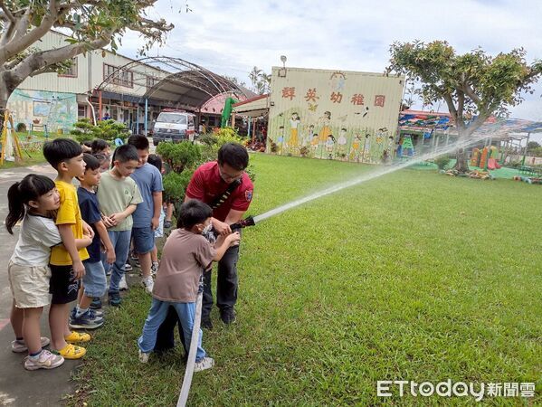 ▲南消二大隊下營消防分隊走進群英幼兒園，帶孩子們體驗「小小消防員」生活。（圖／記者林東良翻攝，下同）