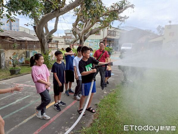 ▲南消二大隊下營消防分隊走進群英幼兒園，帶孩子們體驗「小小消防員」生活。（圖／記者林東良翻攝，下同）