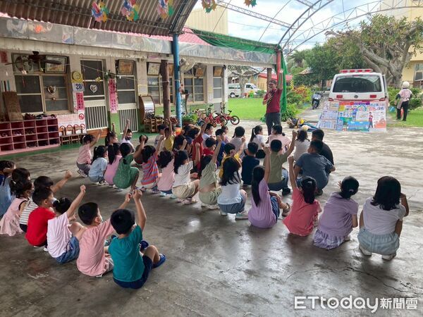 ▲南消二大隊下營消防分隊走進群英幼兒園，帶孩子們體驗「小小消防員」生活。（圖／記者林東良翻攝，下同）
