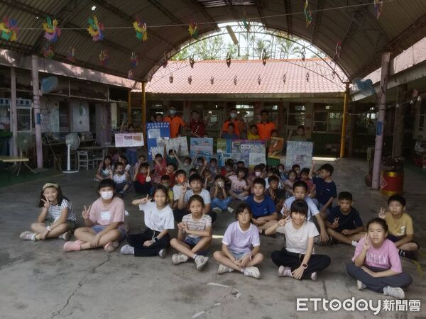 ▲南消二大隊下營消防分隊走進群英幼兒園，帶孩子們體驗「小小消防員」生活。（圖／記者林東良翻攝，下同）