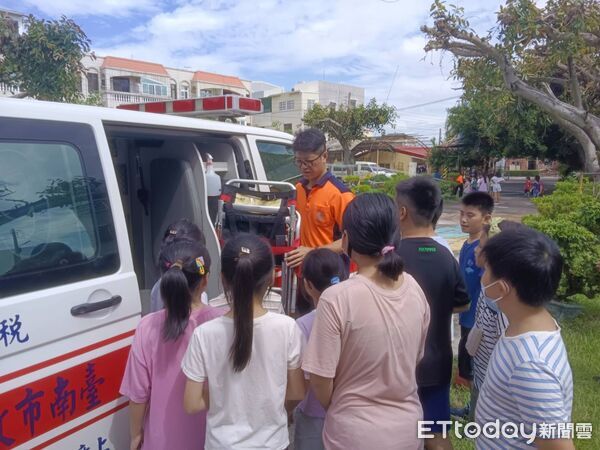 ▲南消二大隊下營消防分隊走進群英幼兒園，帶孩子們體驗「小小消防員」生活。（圖／記者林東良翻攝，下同）