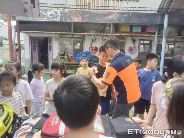 ▲南消二大隊下營消防分隊走進群英幼兒園，帶孩子們體驗「小小消防員」生活。（圖／記者林東良翻攝，下同）