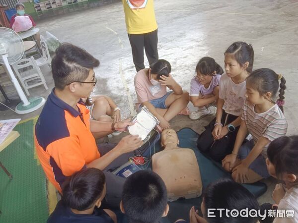 ▲南消二大隊下營消防分隊走進群英幼兒園，帶孩子們體驗「小小消防員」生活。（圖／記者林東良翻攝，下同）