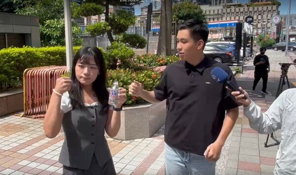 ▲陳聖文今日帶著在蘭嶼低放射性核廢料貯存場放置一晚的瓶裝水，到國民黨中央黨部。（圖／讀者提供）