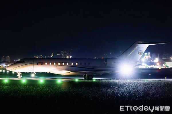 飛機尾翼有狗狗。（圖／粉專「Taiwan Aviation 小謙日常」提供）