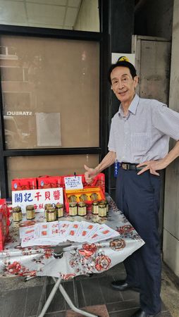 ▲▼眭澔平目擊《楚留香》關聰在街頭擺攤賣XO醬。（圖／翻攝自臉書／眭澔平）