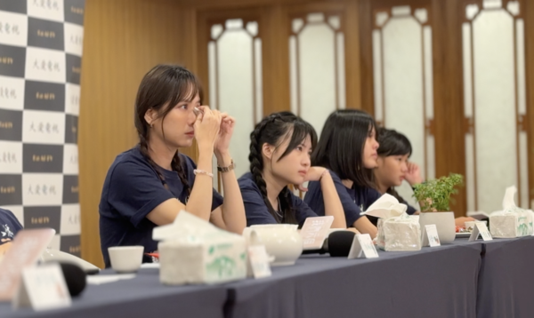 ▲《我們六個》舉辦映後直播，演員們都看到落淚。（圖／大愛電視提供）