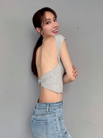 ▲小薰瘦到4字頭，狂曬火辣身材。（圖／美体專科提供）