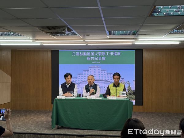 ▲台南市政府20日召開丹娜絲颱風災後復原進度記者會，說明慰助金、修繕與石綿瓦清運進度。（記者林東良翻攝，下同）