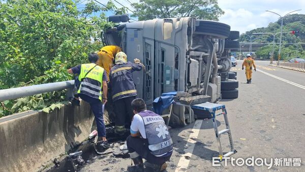 ▲▼高雄嶺口交流道「砂石車驚悚翻覆」　61歲駕駛受困急破壞車體救命。（圖／記者吳世龍翻攝）