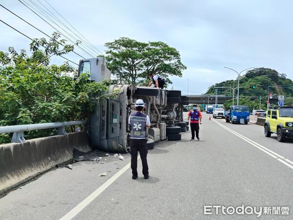 ▲▼高雄嶺口交流道「砂石車驚悚翻覆」　61歲駕駛受困急破壞車體救命。（圖／記者吳世龍翻攝）