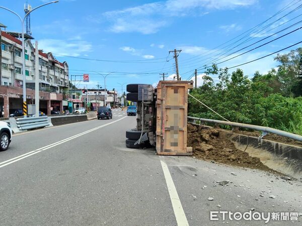 ▲▼高雄嶺口交流道「砂石車驚悚翻覆」　61歲駕駛受困急破壞車體救命。（圖／記者吳世龍翻攝）