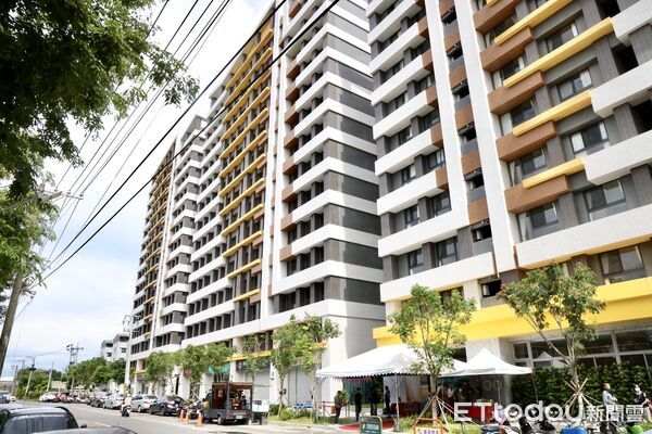 ▲台南市「宜居仁愛社宅」首批30戶日完成入住典禮，黃偉哲市長親自到場祝福新住戶。（記者林東良翻攝，下同）