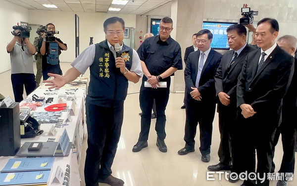 ▲刑事局偵二大隊長李泱緝說明以追蹤企業金流財報手法破獲天道盟、太陽聯盟涉洗錢案經過。（圖／記者張君豪翻攝）