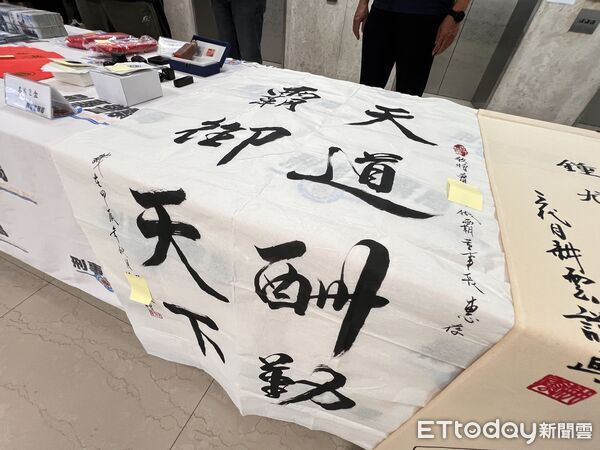 ▲警方查扣天道盟、太陽聯盟洗錢案相關證物、幫派信物。（圖／記者張君豪攝）