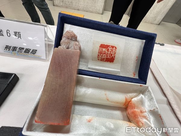 ▲警方查扣天道盟、太陽聯盟洗錢案相關證物、幫派信物。（圖／記者張君豪翻攝） 