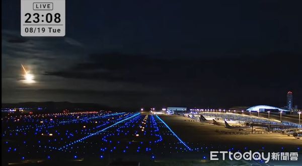 ▲▼日本九州、四國與關西地區深夜出現不明光球劃破夜空。（圖／翻攝自關西機場直播平台KTV NEWS）