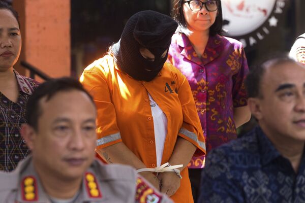 ▲▼ 秘魯籍42歲女子12日在印尼峇里島機場遭警方逮捕，涉嫌利用成人性玩具及內衣走私1.4公斤古柯鹼與搖頭丸。（圖／達志影像／美聯社）