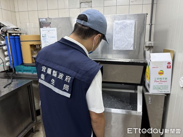 ▲▼民眾上蘭城晶英酒店吃「櫻桃烤鴨」慘吃到蟑螂。（圖／記者游芳男翻攝)