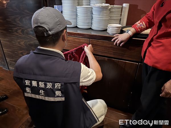 ▲▼民眾上蘭城晶英酒店吃「櫻桃烤鴨」慘吃到蟑螂。（圖／記者游芳男翻攝)