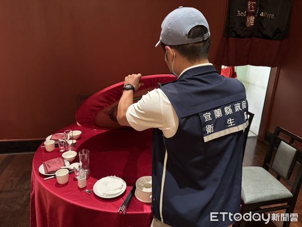 ▲▼民眾上蘭城晶英酒店吃「櫻桃烤鴨」慘吃到蟑螂。（圖／記者游芳男翻攝)