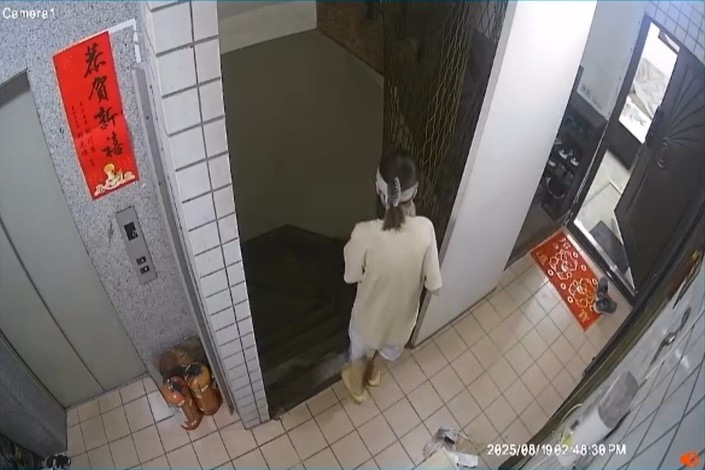 ▲▼陳姓女子叫外送，結果咖哩飯被外送員砸到牆上。（圖／翻攝Threads）