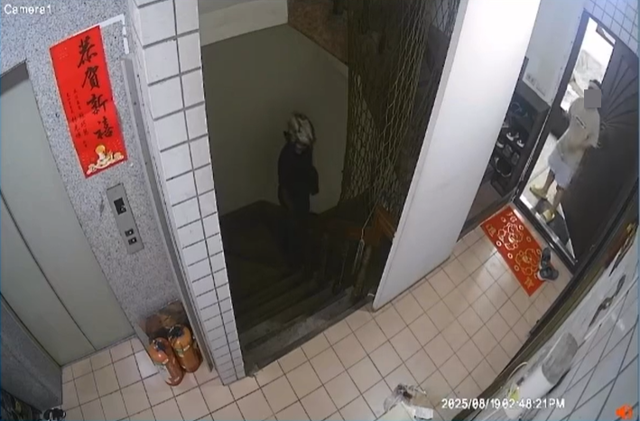 ▲▼陳姓女子叫外送，結果咖哩飯被外送員砸到牆上。（圖／翻攝Threads）