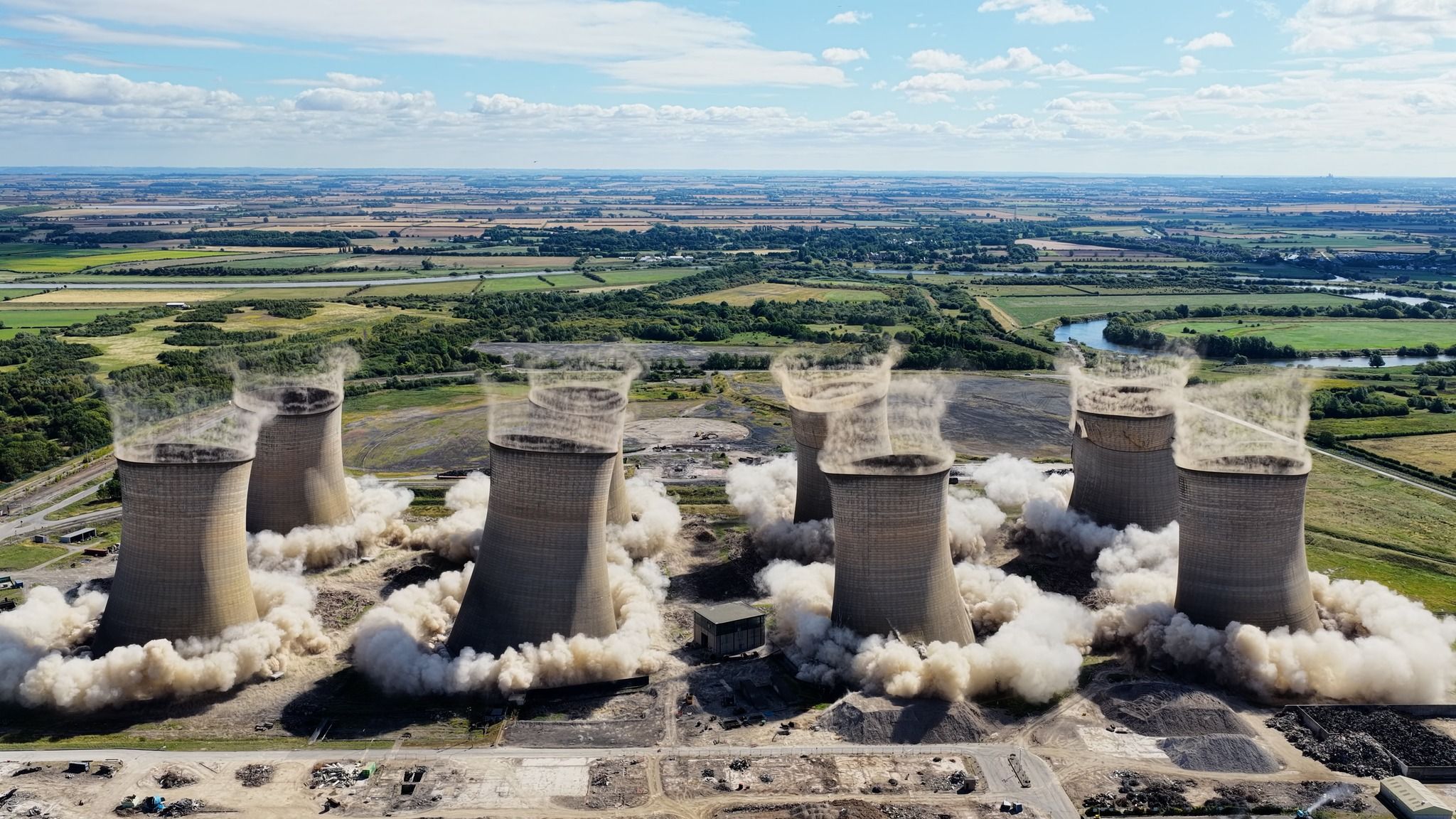 ▲▼史上最大「炸毀8塔」創世界紀錄　英國淘汰燃煤17秒爆破片瘋傳。（圖／翻攝布朗梅森集團粉絲團）