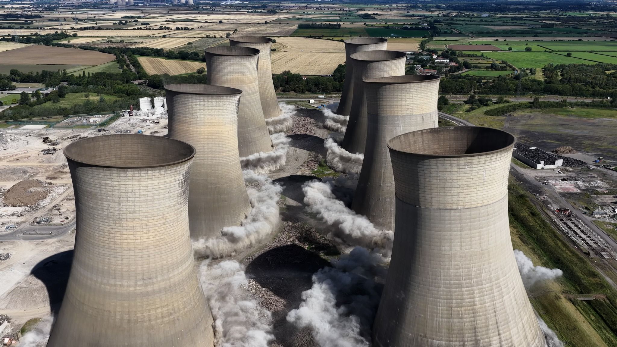 ▲▼史上最大「炸毀8塔」創世界紀錄　英國淘汰燃煤17秒爆破片瘋傳。（圖／翻攝布朗梅森集團粉絲團）