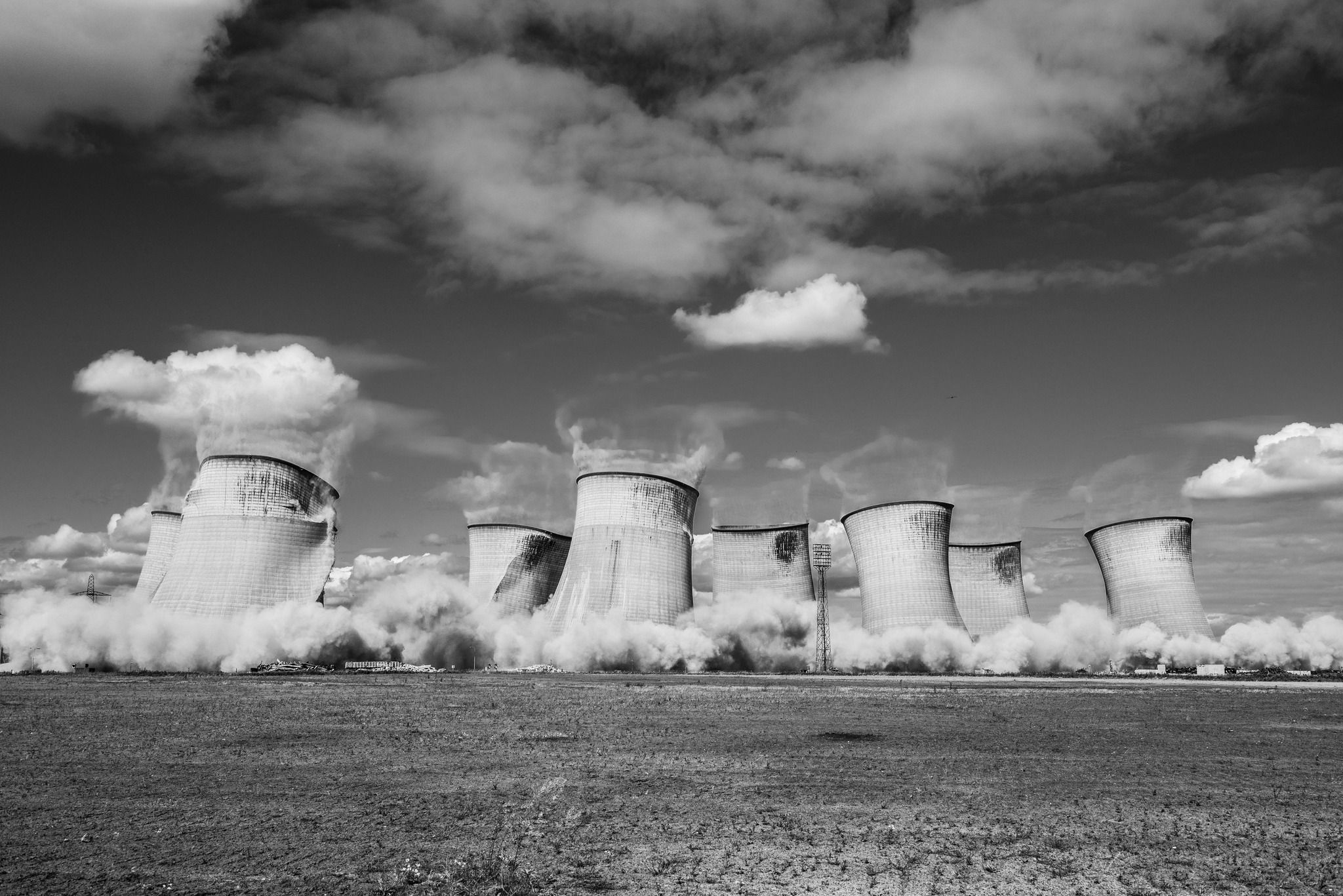 ▲▼史上最大「炸毀8塔」創世界紀錄　英國淘汰燃煤17秒爆破片瘋傳。（圖／翻攝布朗梅森集團粉絲團）