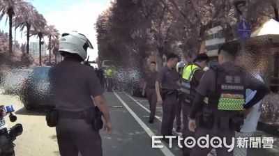 疑糾紛報仇！自小客撞皮卡「車頭爛毀」　3男跳下車球棒狂毆