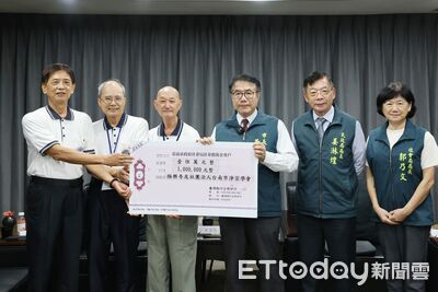 極樂寺、淨宗學會捐百萬助台南重建 黃偉哲感謝慈悲化為溫暖