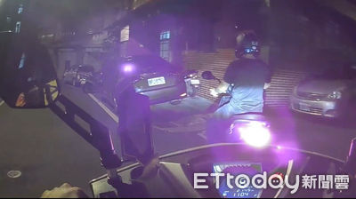 新北騎士安全帽沒扣被攔　棄車逃逸遭壓制！車內藏安非他命