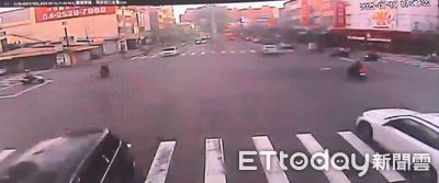 白狗紅燈竄出撞機車!騎士慘摔找不到「凶手」自嘆倒楣