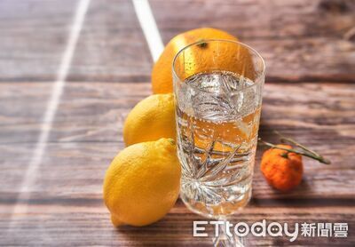 喝氣泡水代替水可以嗎?醫學博士解析:補水效果一樣