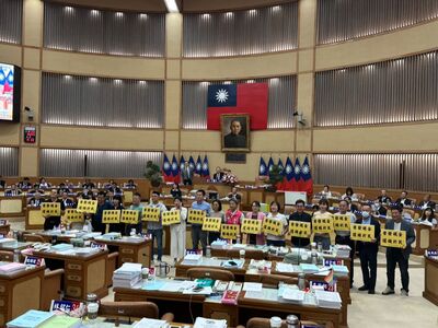 新北議會通過普發現金4.6萬！　卓冠廷：請侯市府正視民意