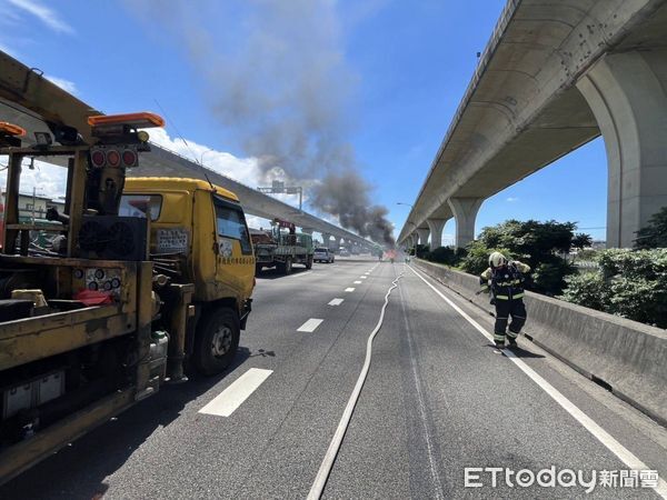 ▲▼             國1桃園段火燒車。（圖／記者沈繼昌翻攝，下同）