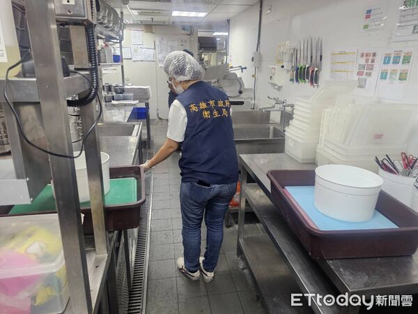 ▲▼高雄連鎖火鍋店驚見「料理鼠王」跳上桌　衛生局出手稽查開罰。（圖／記者賴文萱翻攝）