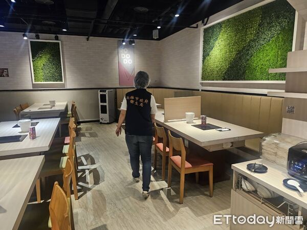 ▲▼高雄連鎖火鍋店驚見「料理鼠王」跳上桌　衛生局出手稽查開罰。（圖／記者賴文萱翻攝）