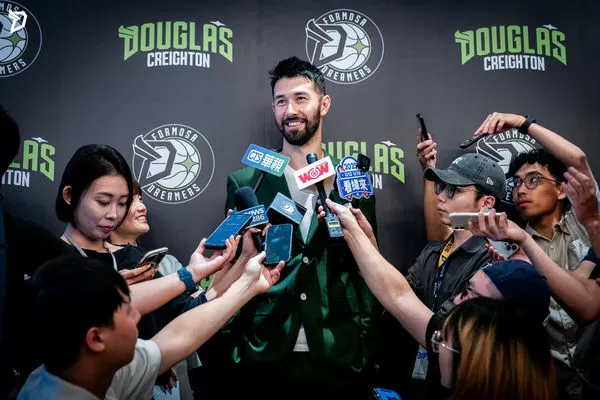 ▲簡浩正式接任夢想家總教練，今日舉行上任記者會與簽約儀式。（圖／夢想家提供）