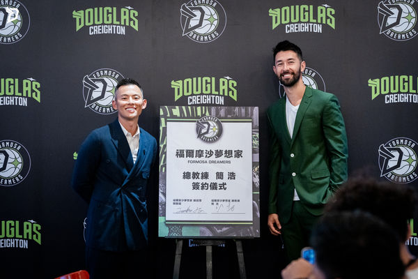 ▲簡浩正式接任夢想家總教練，今日舉行上任記者會與簽約儀式。（圖／夢想家提供）