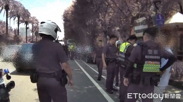 ▲▼警方到場將3名施暴男子逮捕，現場查扣2把鋁棒，程姓男子價值150多萬皮卡遭追撞，3名男子開車追撞，造成車頭毀損             。（圖／記者陳以昇翻攝）